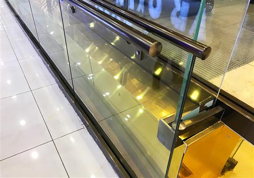 اجرای-نرده-شیشه-ای-با-هندریل-آلومینیومی-مجتمع-تجاری